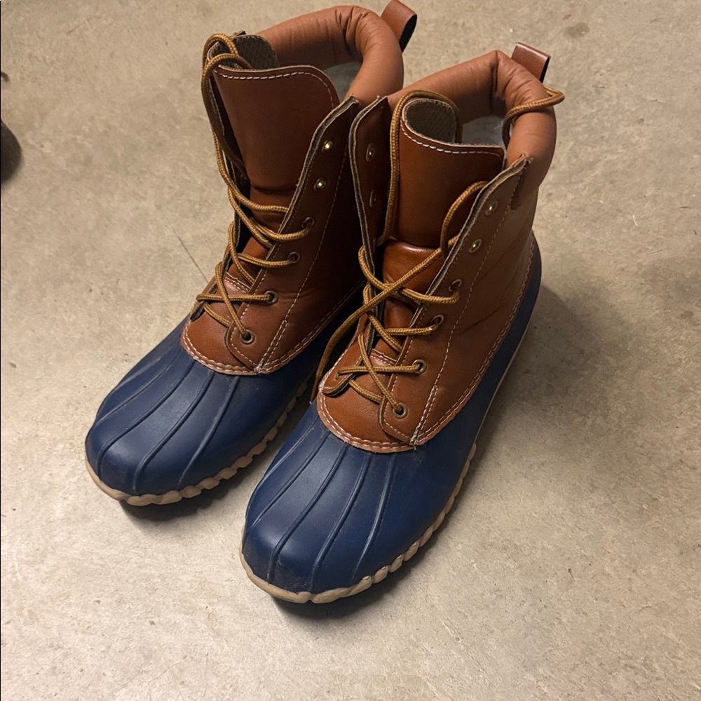 Outwoods Women's Tan and Navy Lace-Up Boots